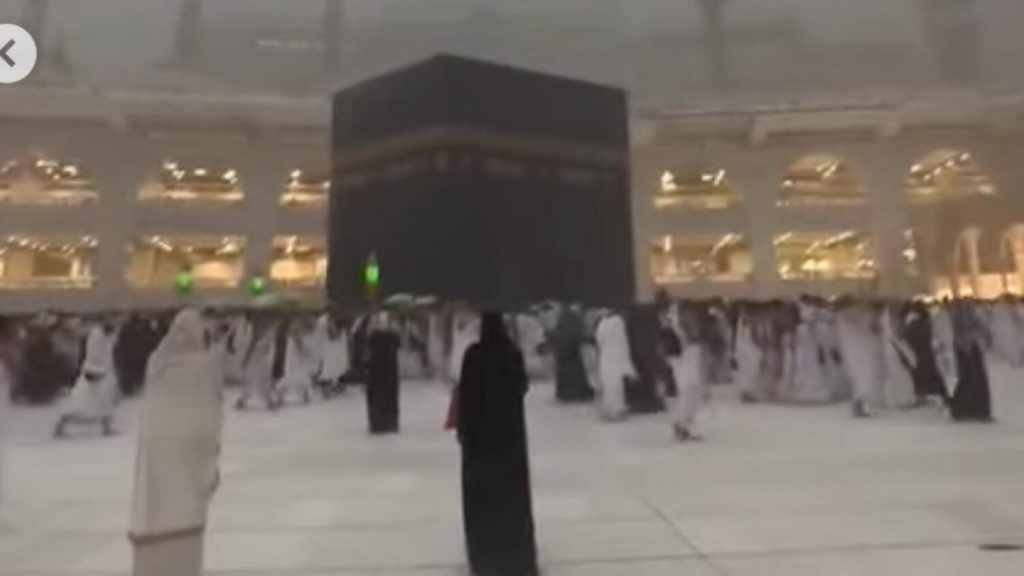 Cars swept away in floods; rain pours down on pilgrims as storm lashes Makkah