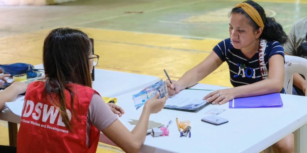 Mga may-ari ng nawasak na bahay sa bagyong Betty sa Ilocos, Cagayan inayudahan na!