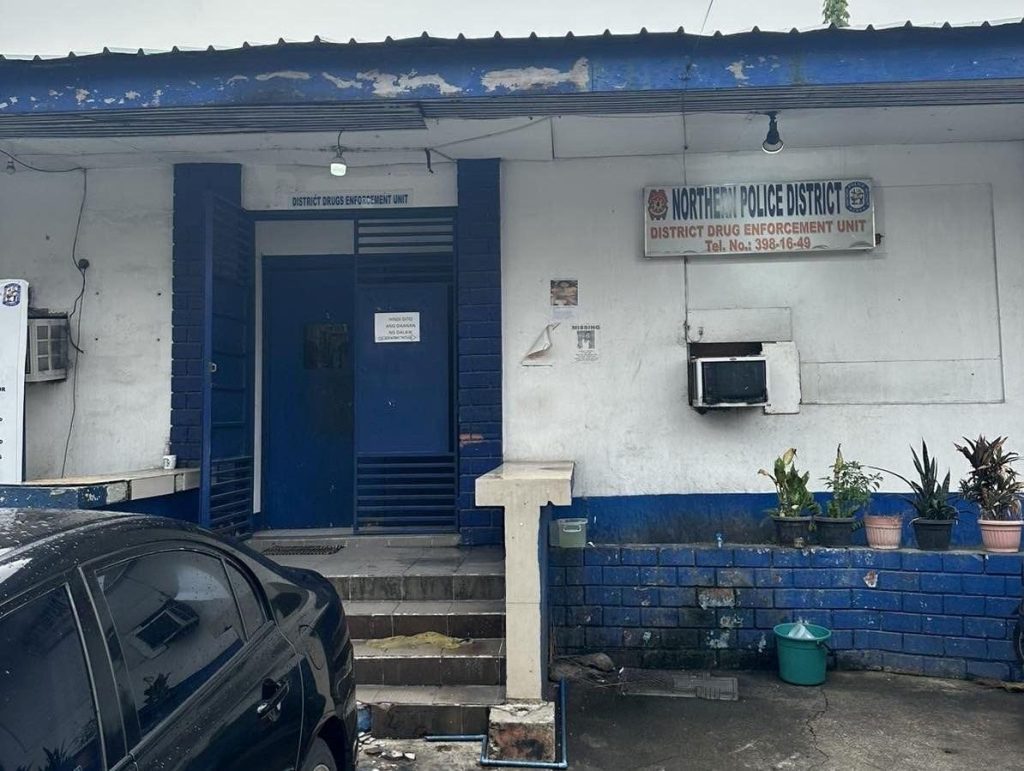 Opisina ng Drug Enforcement Unit ng NPD sa Caloocan, pinaulanan ng bala at pinasabugan ng granada