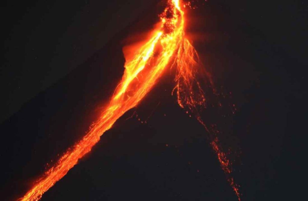 Lava na ibinuga ng Bulkang Mayon, umabot na sa 2.5km